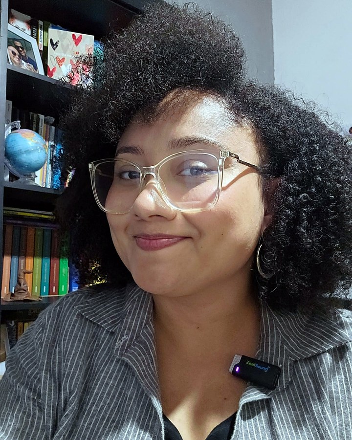 Prof.ª Ana Nonato, fundadora da Nonato Ensina, em sua estante de livros